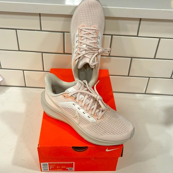 ** NWT** Women’s Nike Air Zoom Pegasus Size 7.5 - Picture 4 of 5